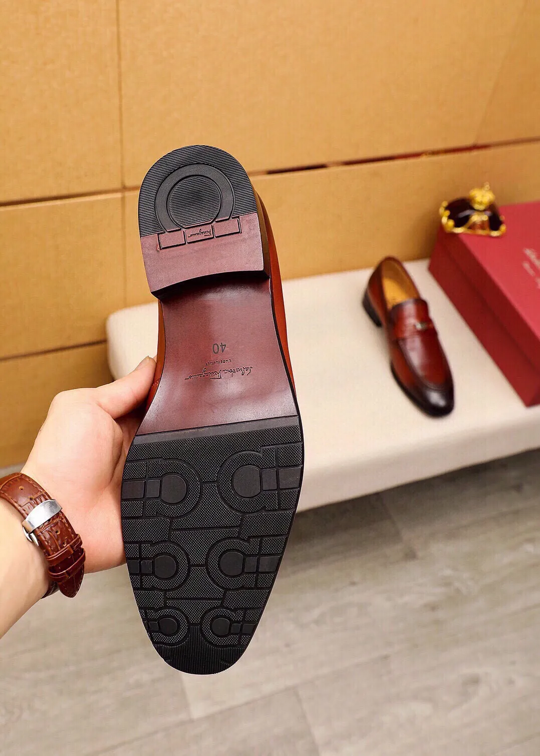 Men's shoes 💰520 💐 Product trademark: Ferragamo "Ferragamo" casual leather shoes Regular size: 38-44 (45🉑️customized) Product materials: Selected imported first-layer calfskin upper + original hardware buckle, imported water-dyed cowhide leather lining. Strong three-dimensional visual effect, combined outsole Color: 2⃣️colors available